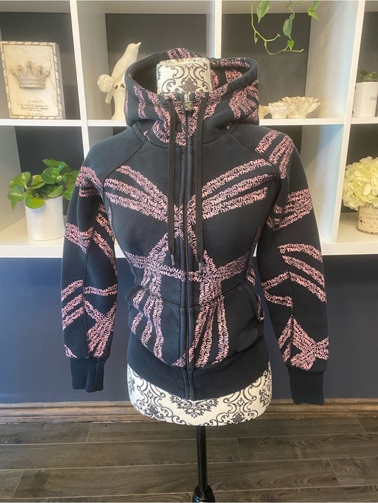 Aritzia Tops - Rare Aritzia TNA Black Zip Hoodie with Pink Pattern Size XS
